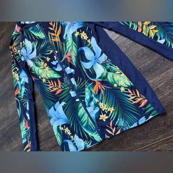 NWT BEACH HOUSE SPORT Swim Shirt Rash Guard L - Picture 3 of 8